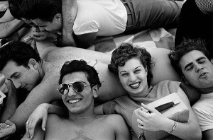CONEY ISLAND TEENAGERS, 1949. © Harold Feinstein
